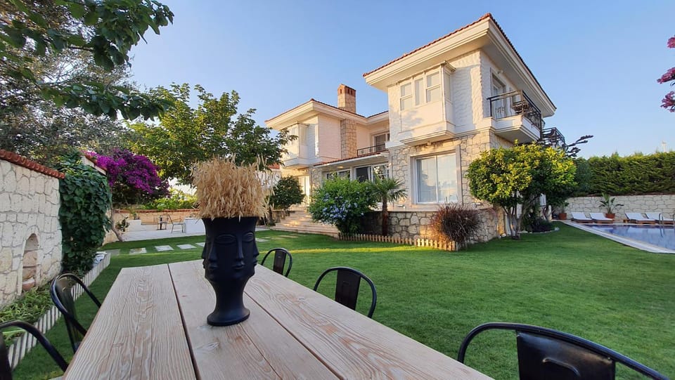 Property building, Day, Garden, Garden view
