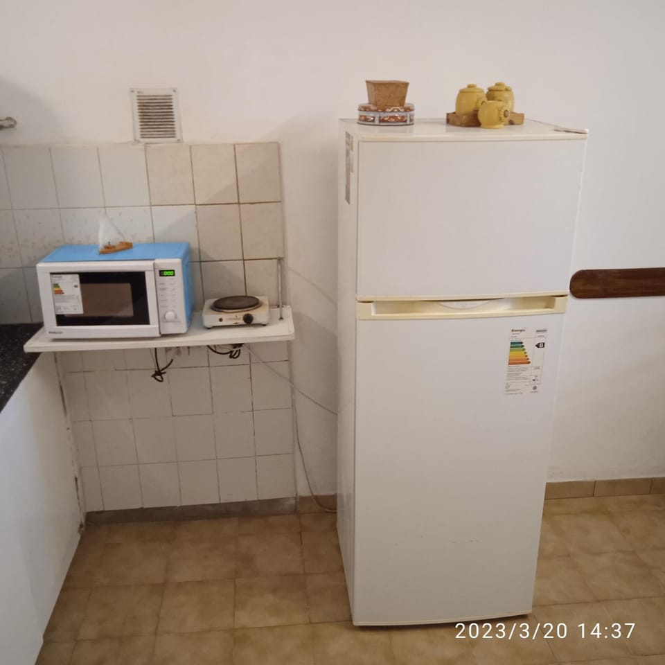 Kitchen or kitchenette, minibar