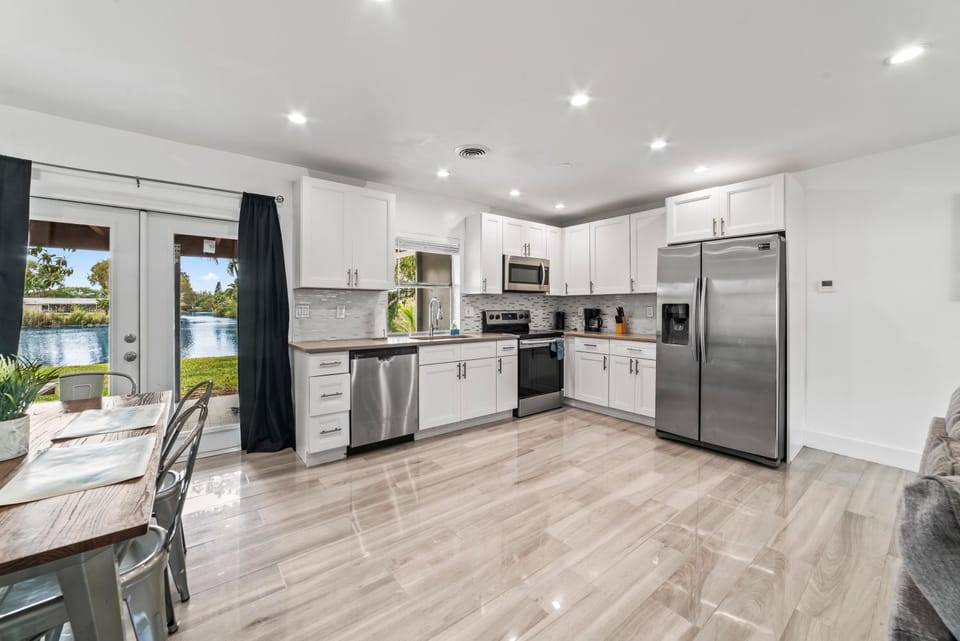 Lakeside Vacation Home House in Hollywood