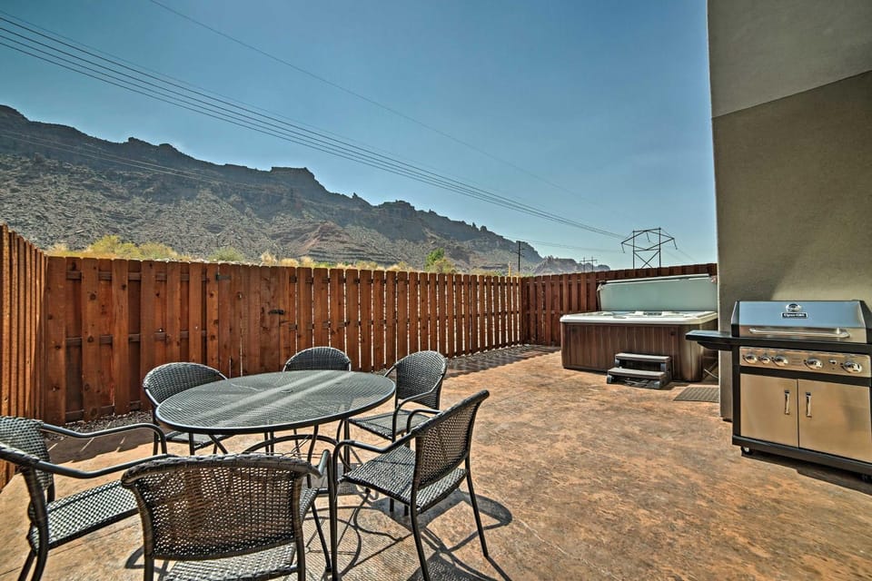 Moab Townhome w/ Hot Tub & Patio - Near Arches House in Utah