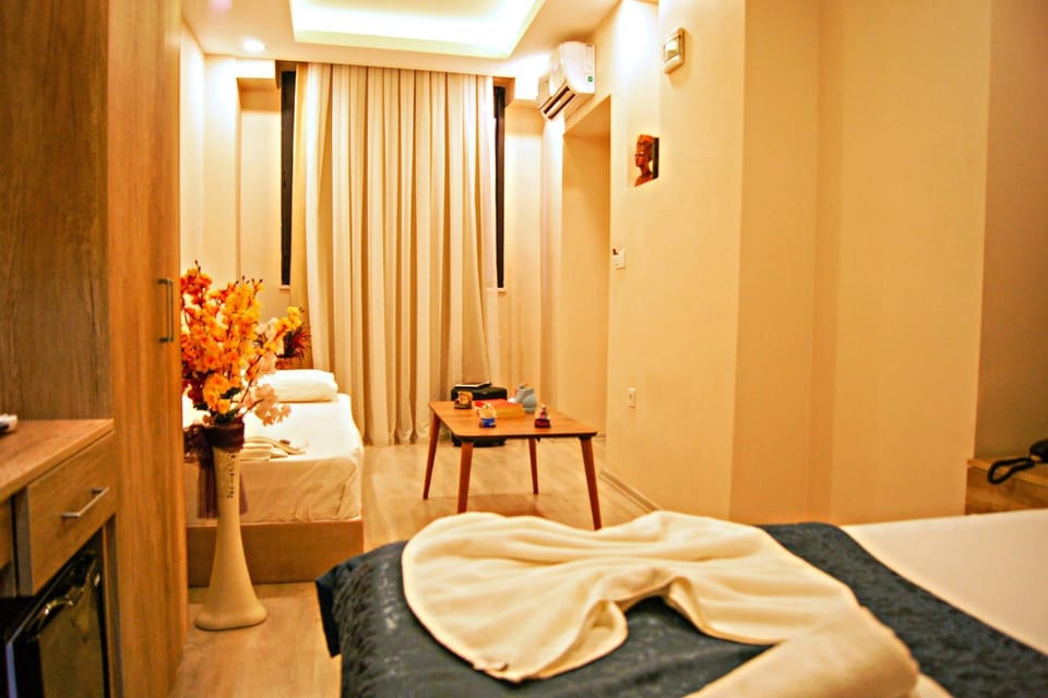 Photo of the whole room, Bedroom, towels
