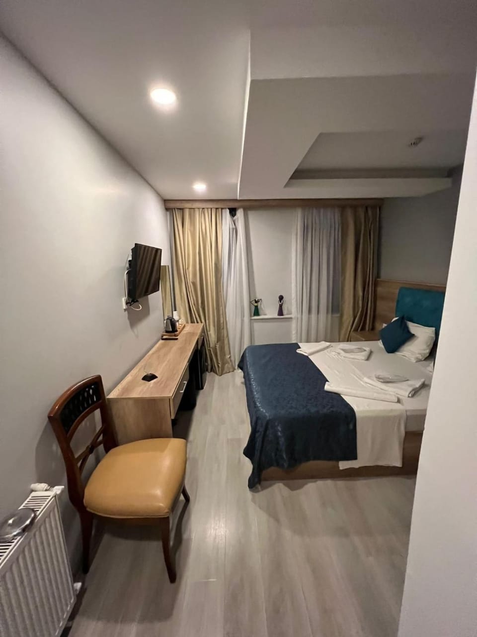 Bed, TV and multimedia, Seating area, Bedroom, internet, towels