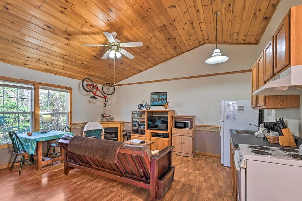 North Carolina Retreat w/ Hot Tub, Deck & Fire Pit House in Fontana Lake