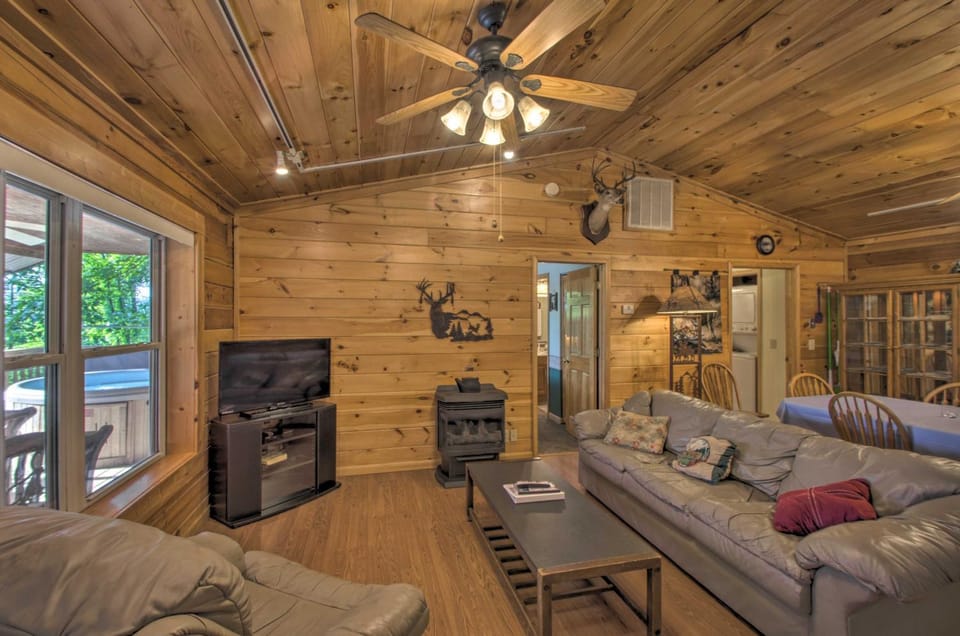 Peaceful Bryson City Cabin - Fire Pit and Hot Tub! Cabin in Fontana Lake