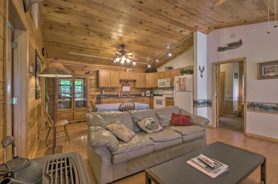 Peaceful Bryson City Cabin - Fire Pit and Hot Tub! Cabin in Fontana Lake