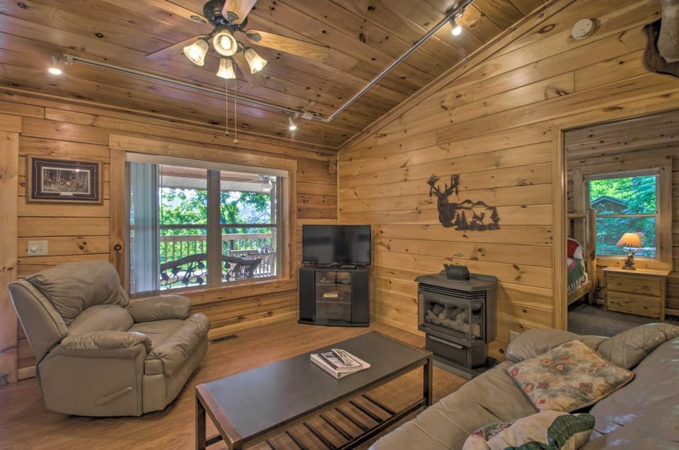 Peaceful Bryson City Cabin - Fire Pit and Hot Tub! Cabin in Fontana Lake