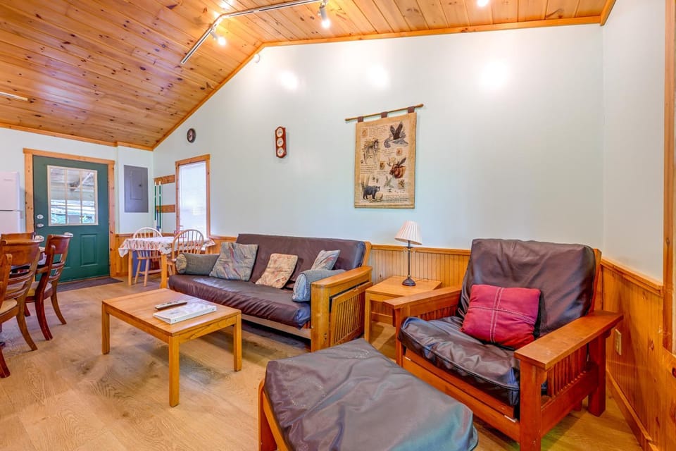 Peaceful Bryson City Cabin - Fire Pit & Hot Tub! Cabin in Fontana Lake