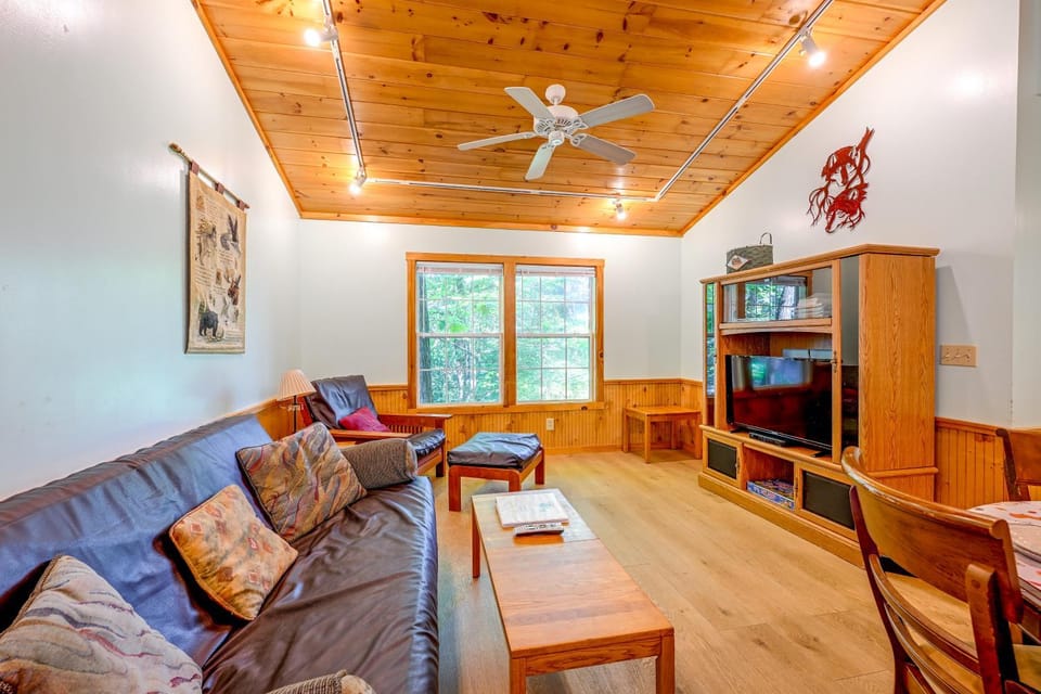 Peaceful Bryson City Cabin - Fire Pit & Hot Tub! Cabin in Fontana Lake