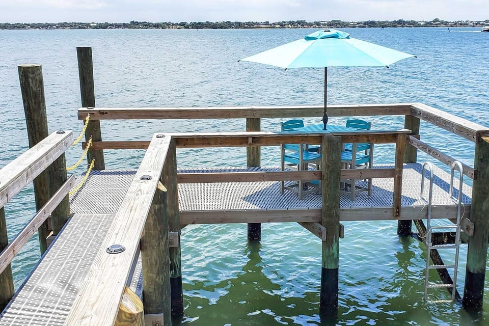 Waterfront Nettles Island Beach House: Pool Access House in Hutchinson Island