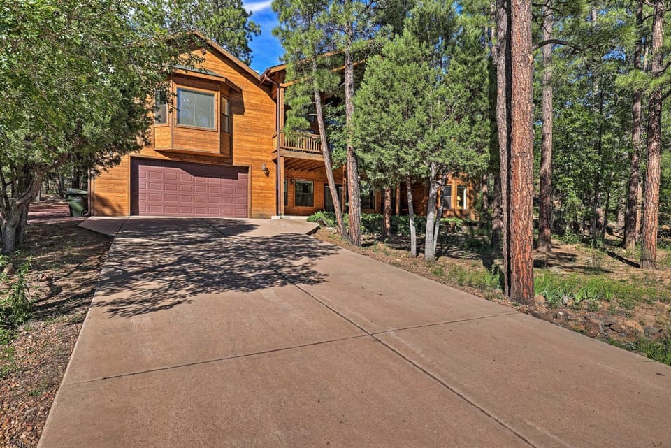 Serene Lakeside Cabin w/ Decks + Edler Lake Views! Cabin in Pinetop-Lakeside