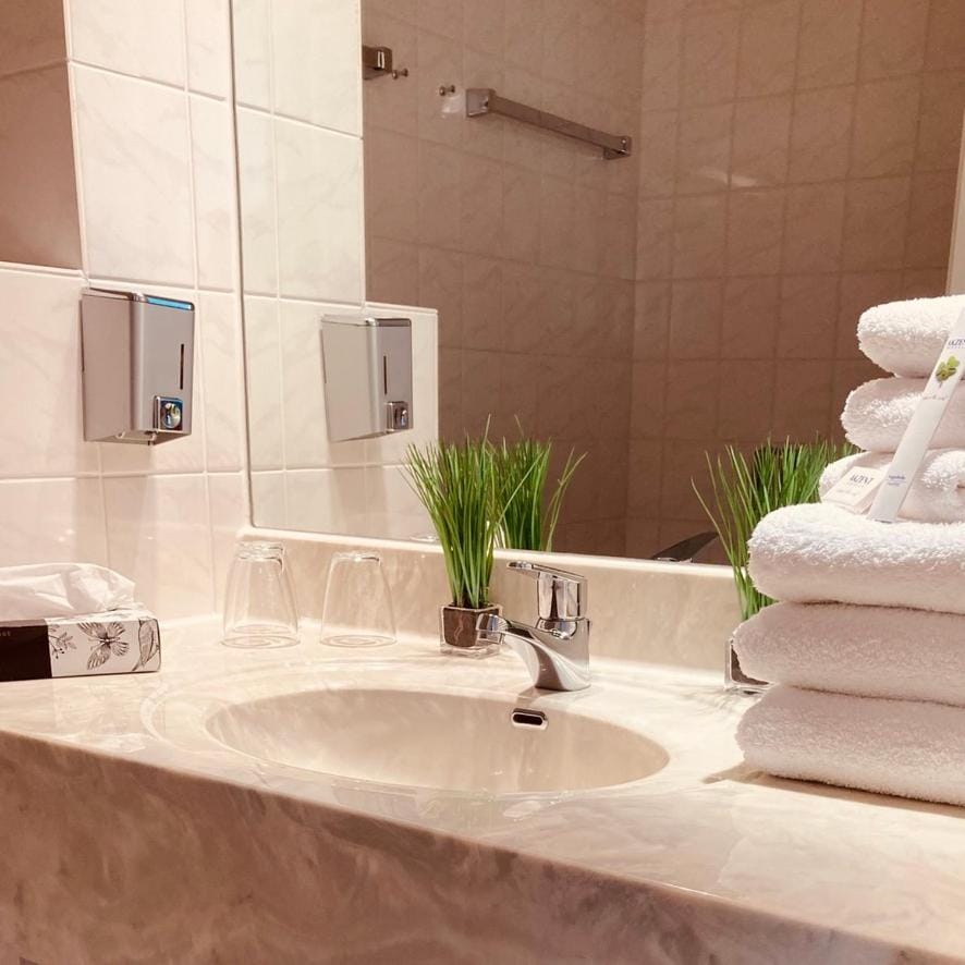 Bathroom, towels