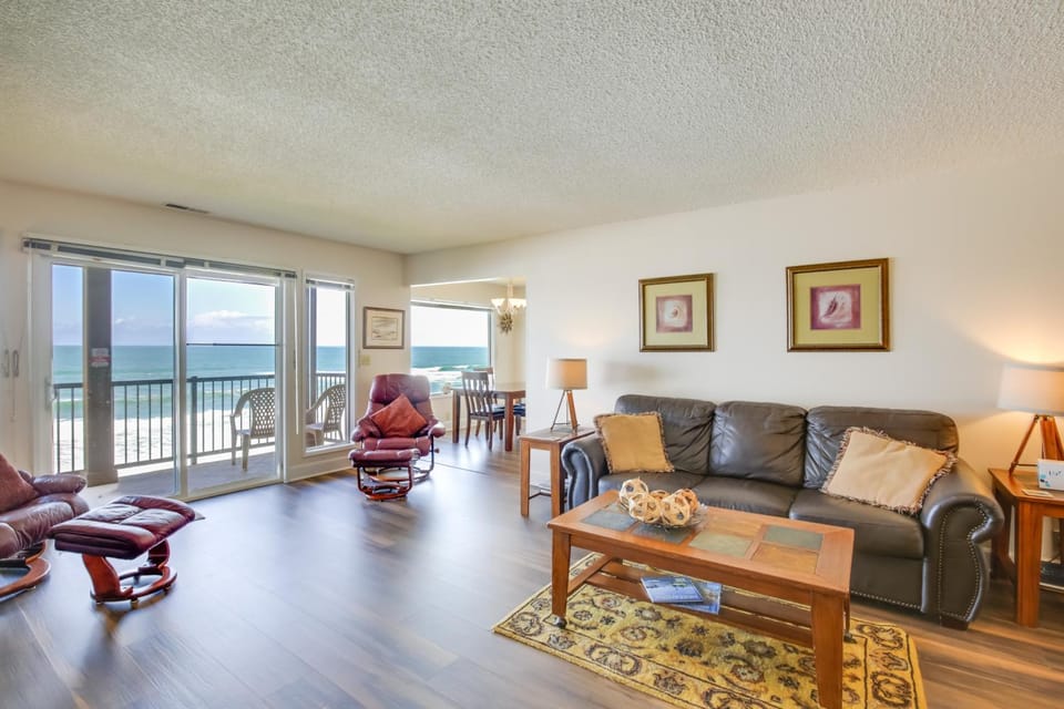 Comfortable Lincoln City Condo with Patio and Views! Apartment in Lincoln Beach