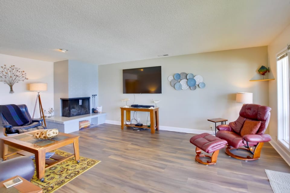Comfortable Lincoln City Condo with Patio and Views! Apartment in Lincoln Beach