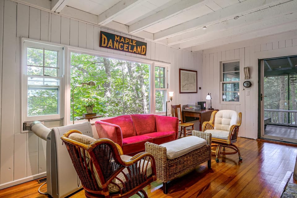 Dainty New Preston Cottage w/ Dock & Lake Views! House in Lake Waramaug