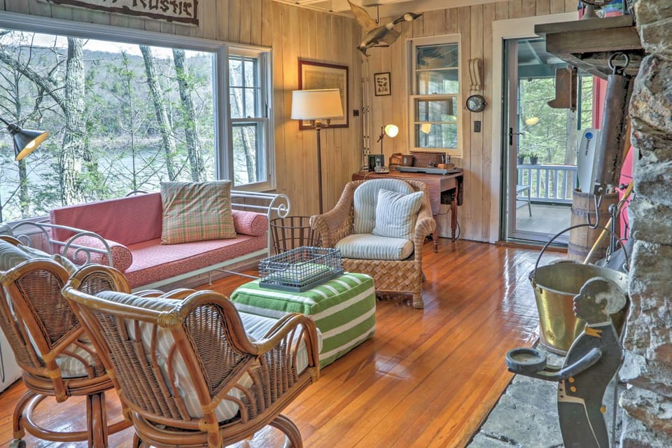 Dainty New Preston Cottage w/ Dock & Lake Views! House in Lake Waramaug