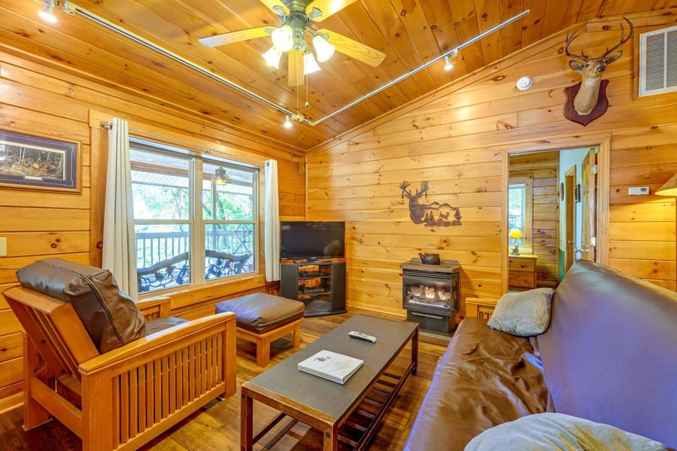 Cozy ‘Deer Glen' Cabin w/ Private Hot Tub & Porch! Cabin in Fontana Lake