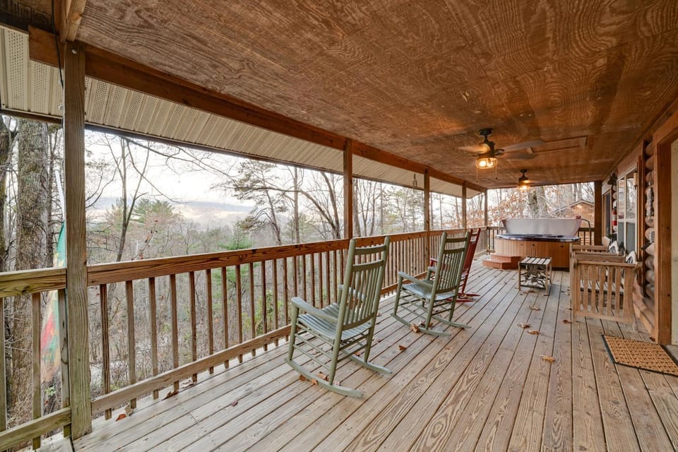 Cozy ‘Deer Glen' Cabin w/ Private Hot Tub & Porch! Cabin in Fontana Lake