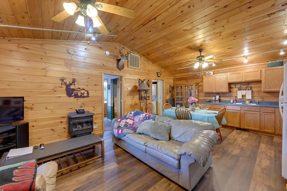 Cozy ‘Deer Glen' Cabin w/ Private Hot Tub & Porch! Cabin in Fontana Lake