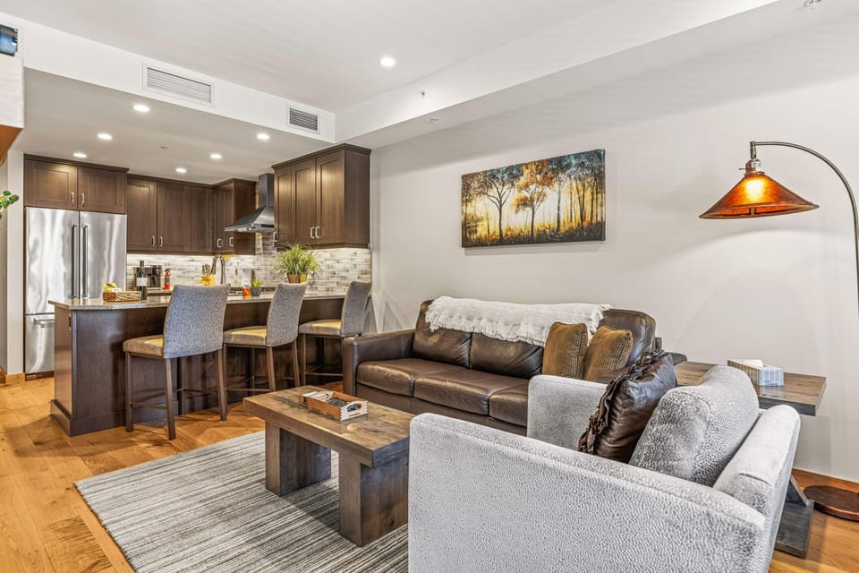 Luxury 1BR King Suite Hot Tub Couple Retreat Central Bridgette Bar Apartment in Canmore