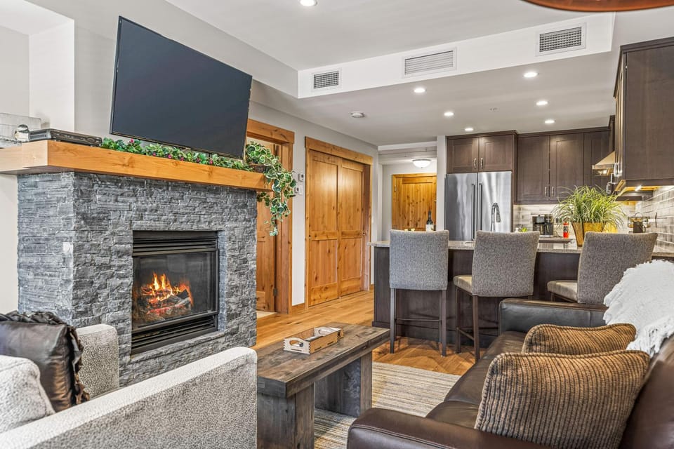 Luxury 1BR King Suite Hot Tub Couple Retreat Central Bridgette Bar Apartment in Canmore