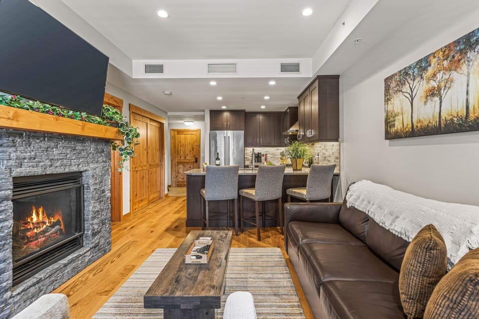 Luxury 1BR King Suite Hot Tub Couple Retreat Central Bridgette Bar Apartment in Canmore