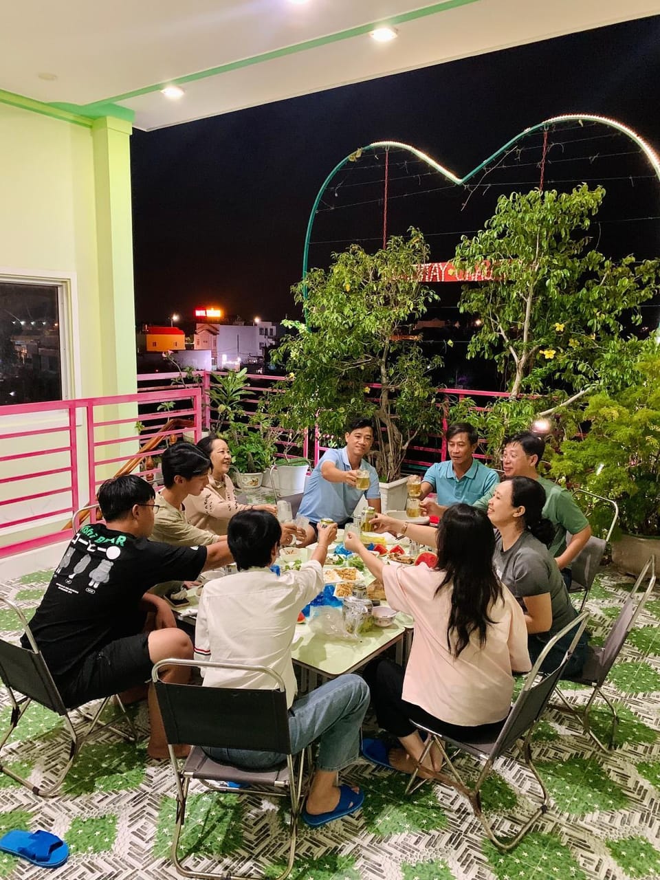 Patio, People, Evening entertainment, children, group of guests