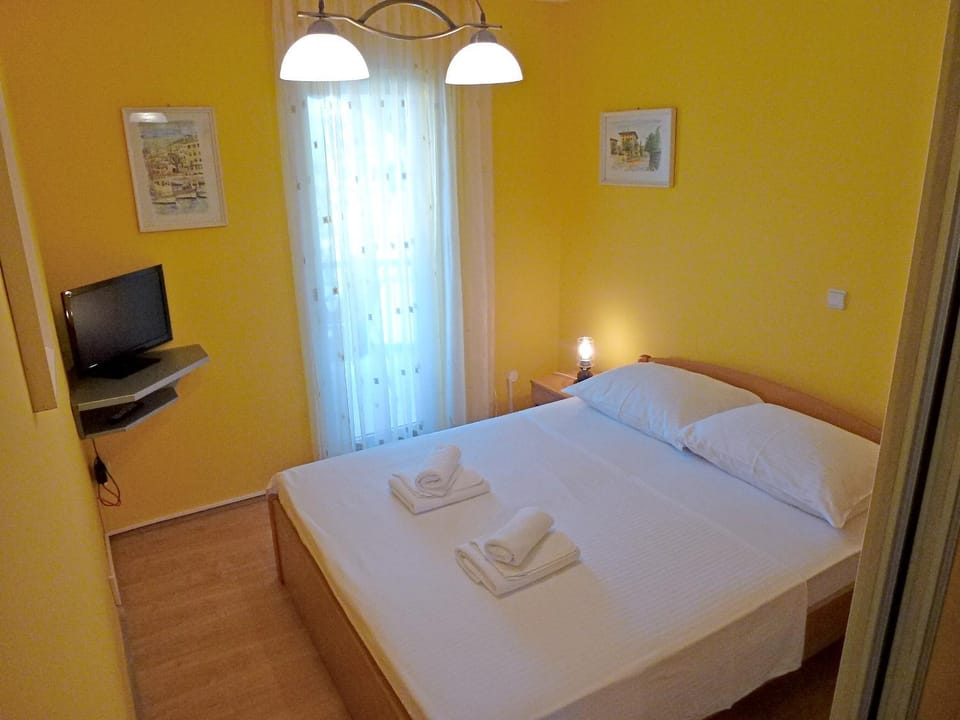 Bed, TV and multimedia, Photo of the whole room, Bedroom, On site