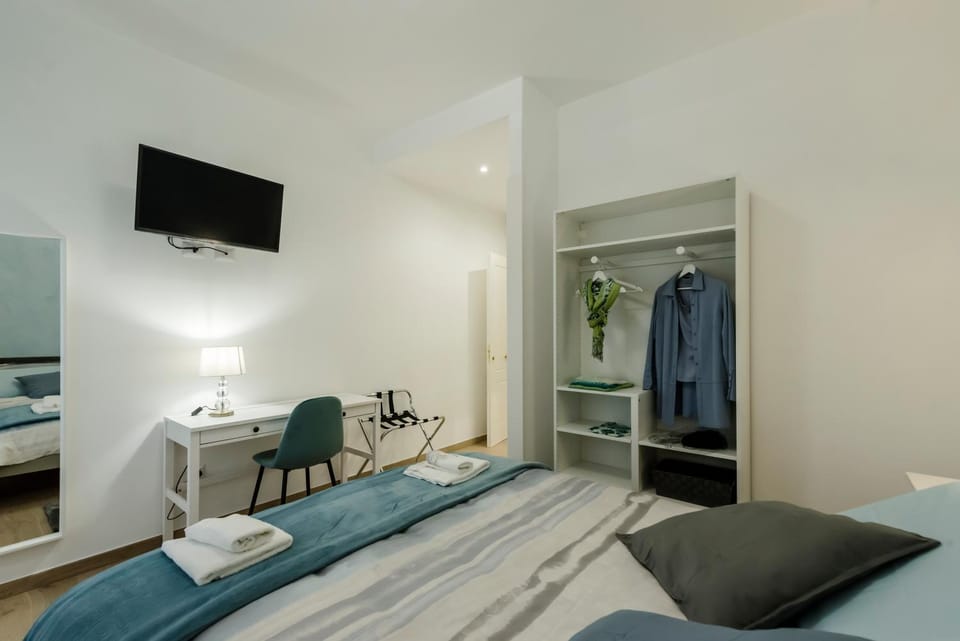 Bed, TV and multimedia, Bedroom