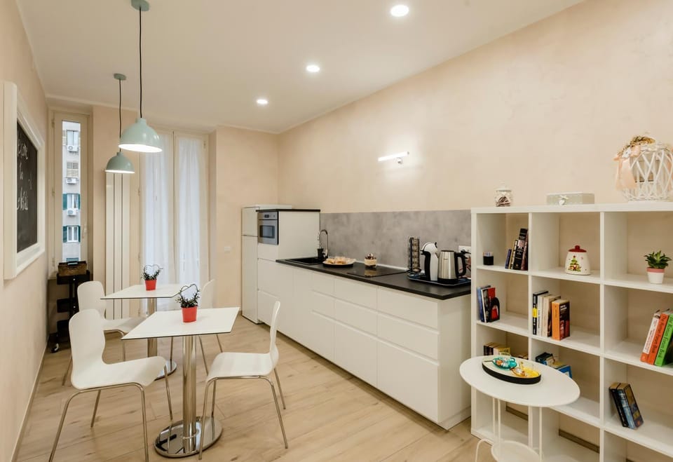 Coffee/tea facilities, Kitchen or kitchenette, Living room, Food and drinks, Seating area, Dining area, Communal kitchen, Drinks, Inner courtyard view