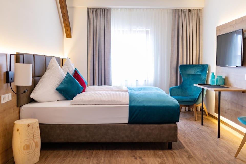 Bed, TV and multimedia, Photo of the whole room, Seating area, Bedroom