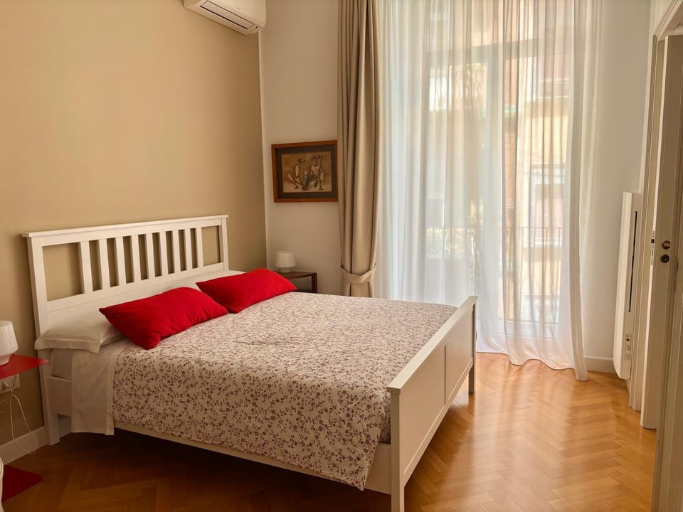 NAPOLIFOREVER ELEGANT APARTMENT Casa Vacanze a Chiaia CENTRO Apartment in Naples