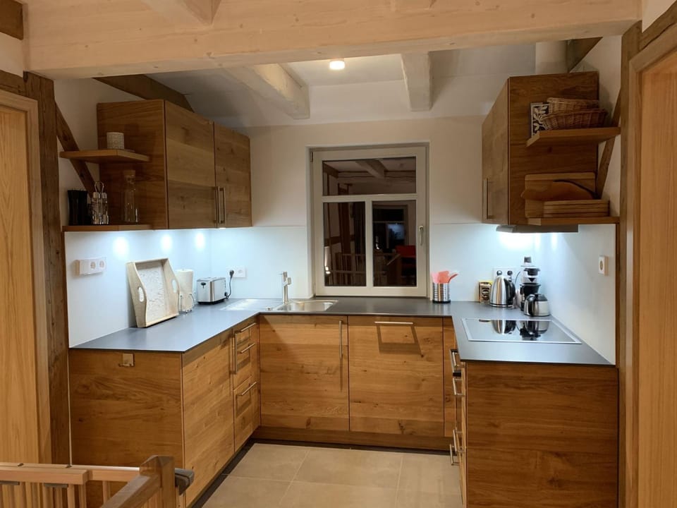 Coffee/tea facilities, Kitchen or kitchenette, dishwasher, stove, toaster