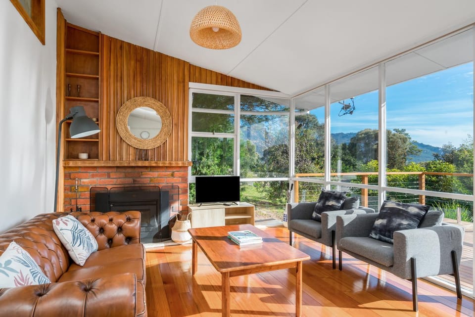 TV and multimedia, Living room, Seating area, Mountain view