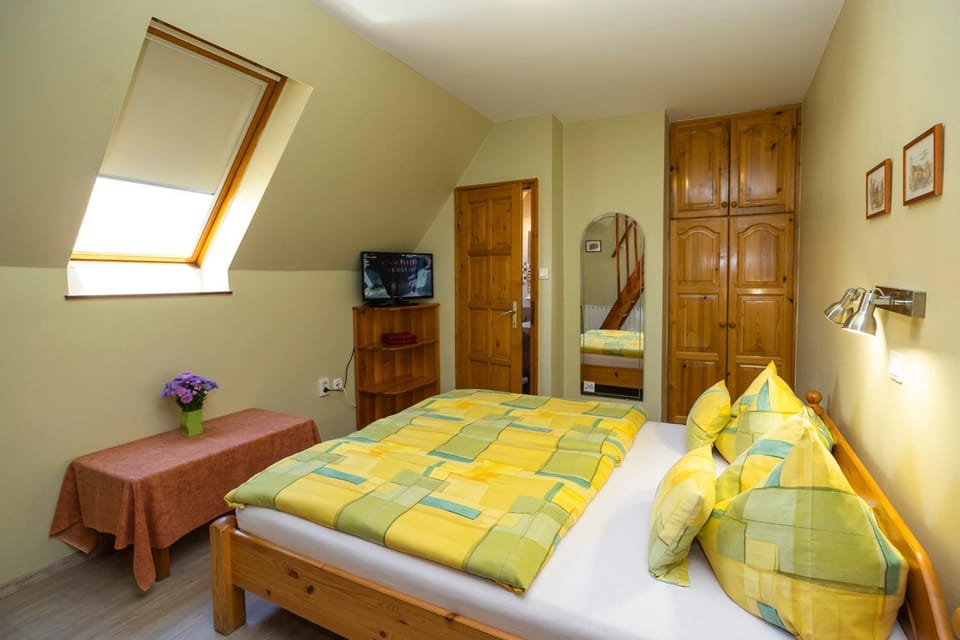 Bed, Bathroom, TV and multimedia, Photo of the whole room, Bedroom