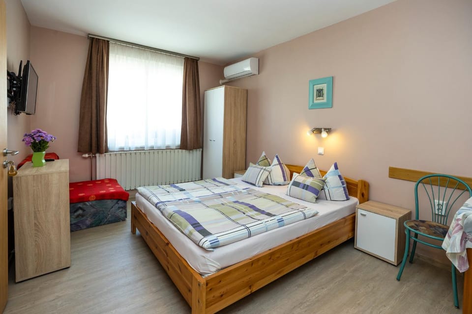 Bed, TV and multimedia, Photo of the whole room