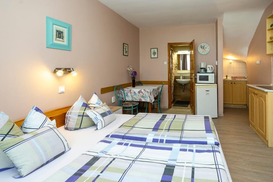 Bed, Bathroom, Coffee/tea facilities, Kitchen or kitchenette, Dining area