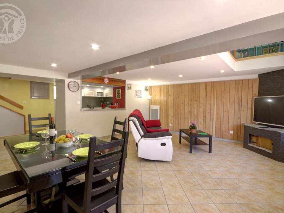 Gîte confortable avec jardin et terrasse privée - FR-1-496-171 House in Auvergne-Rhône-Alpes