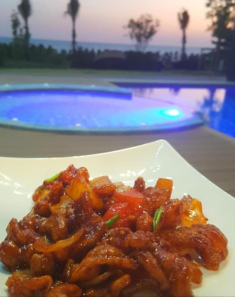 Food and drinks, Pool view
