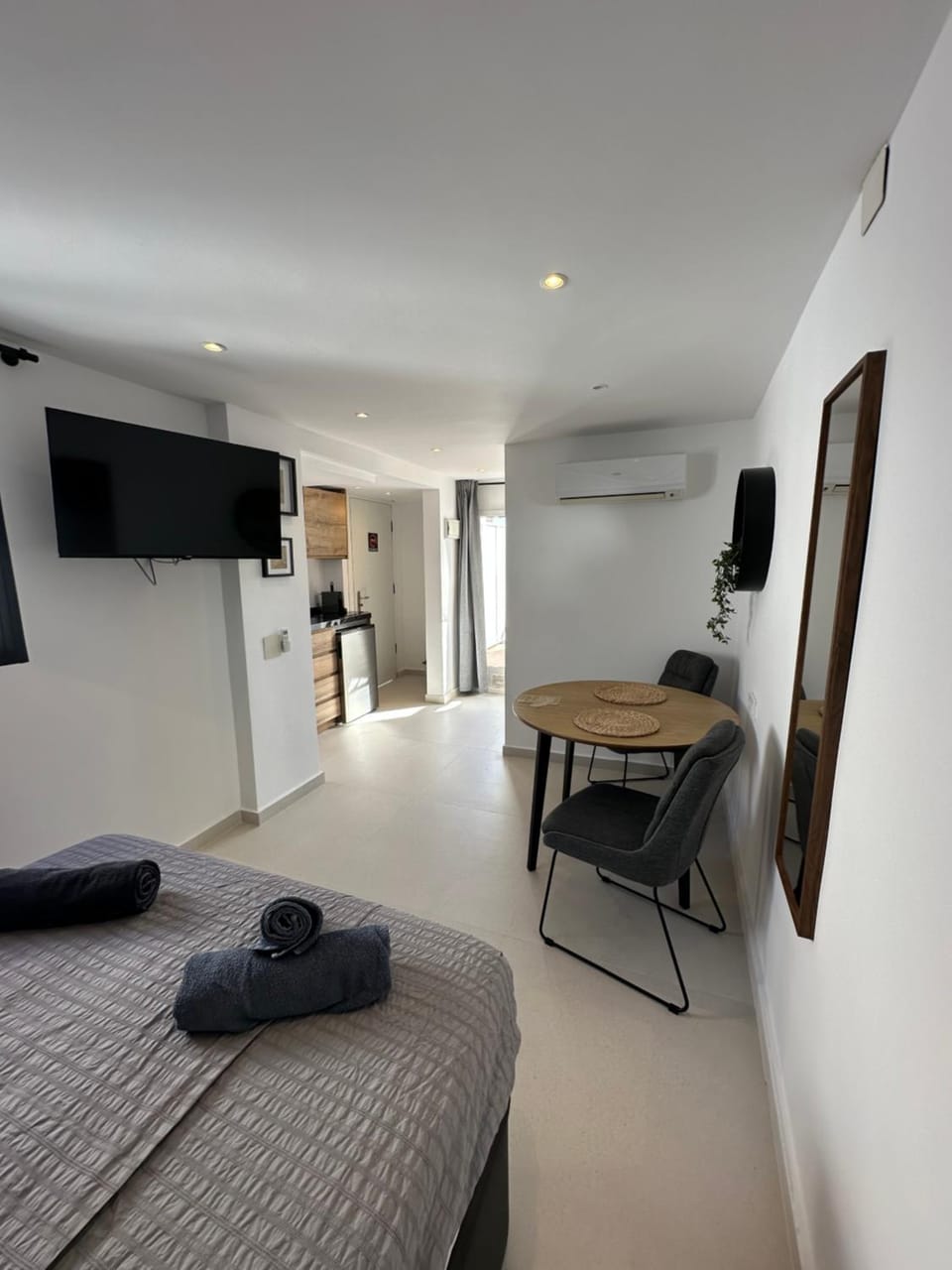 Bed, TV and multimedia, Kitchen or kitchenette, Photo of the whole room, Seating area, Dining area, Bedroom, towels