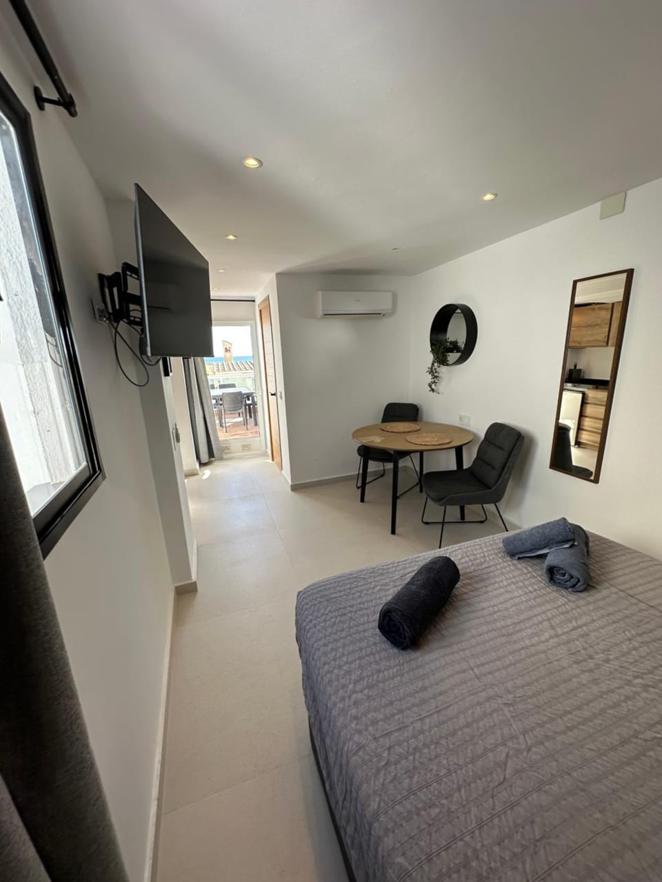 Bed, TV and multimedia, Living room, Photo of the whole room, Seating area, Bedroom, towels