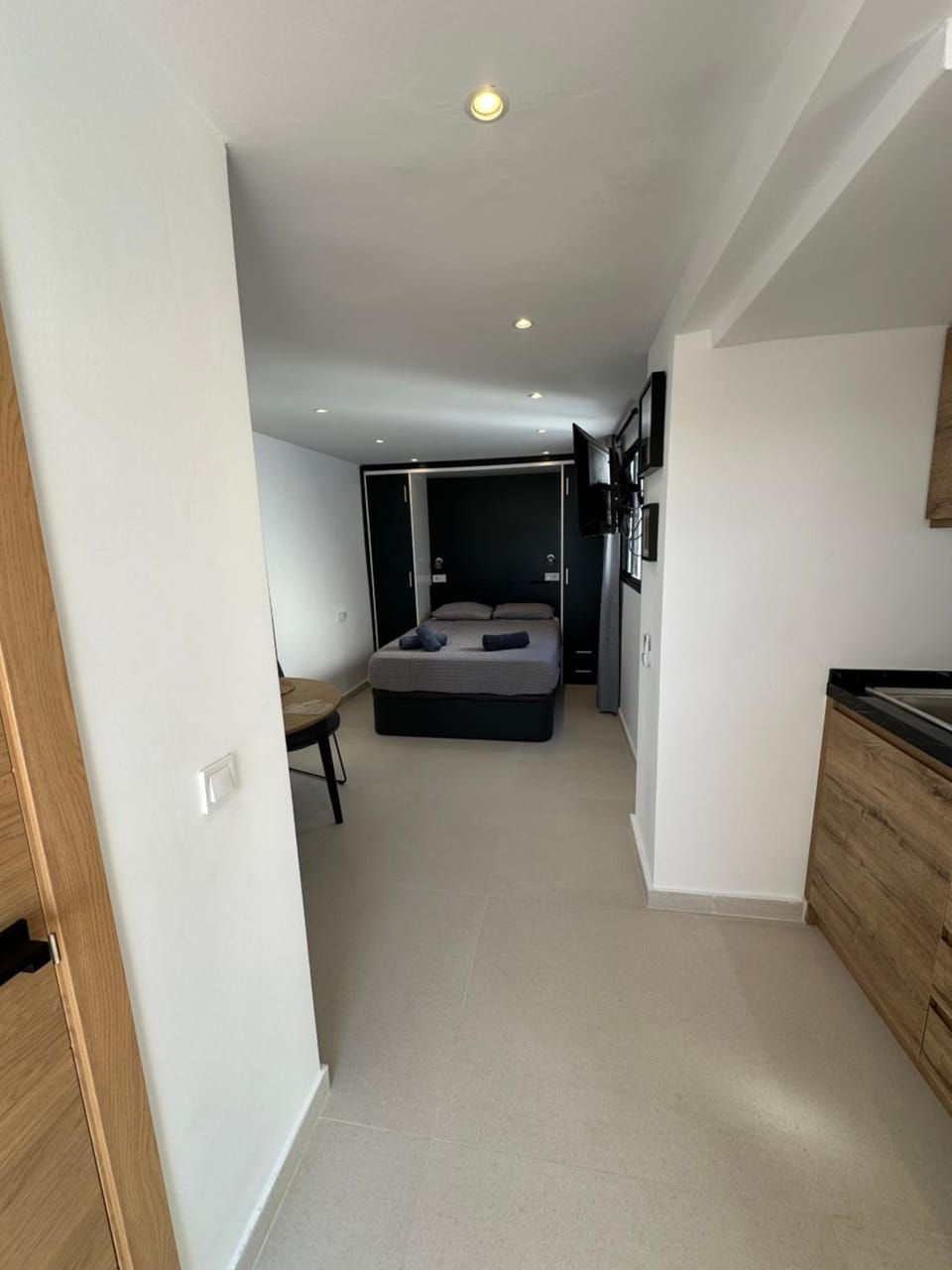 Bed, TV and multimedia, Kitchen or kitchenette, Living room, Photo of the whole room, Bedroom, wardrobe