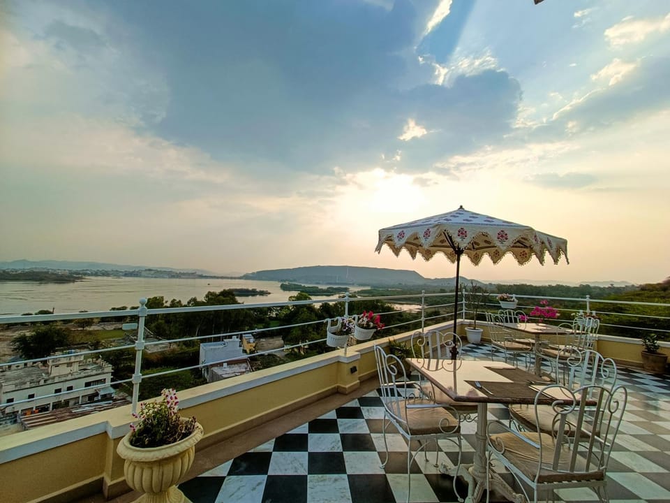 View (from property/room), Dining area, Lake view