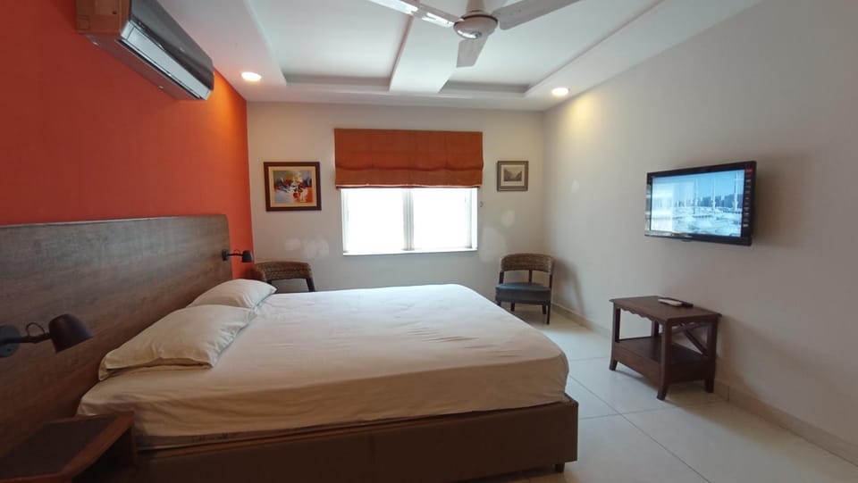 Bed, TV and multimedia, Photo of the whole room, Bedroom