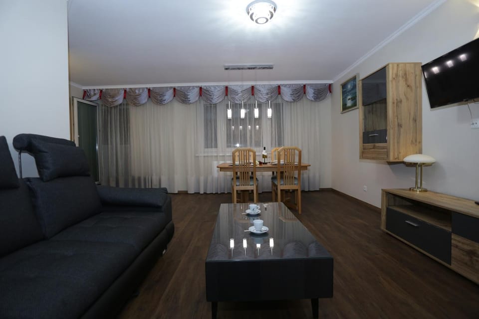 Living room, Photo of the whole room, Decorative detail, Seating area, Dining area