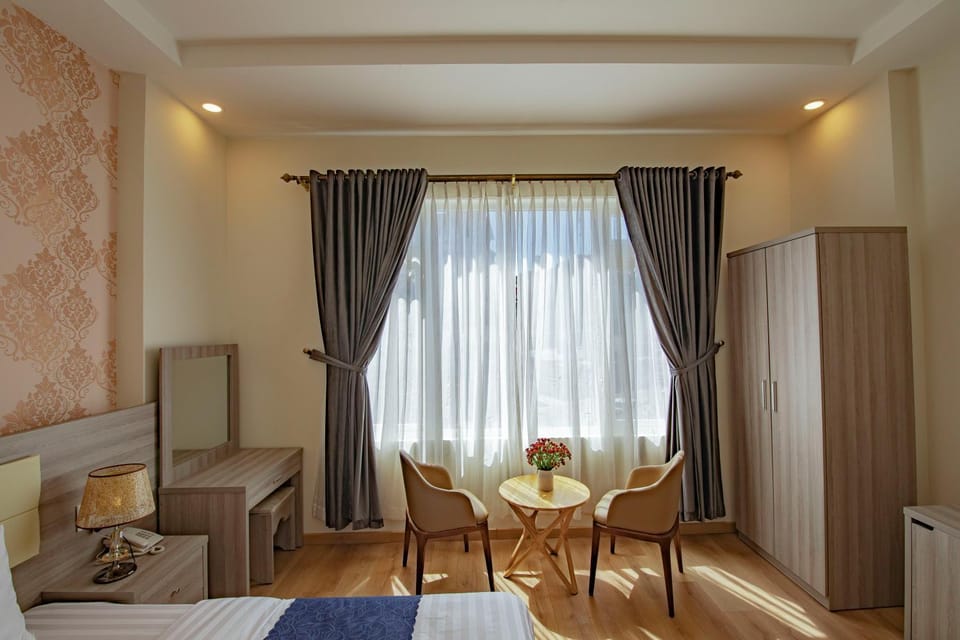 TV and multimedia, Seating area, Dining area