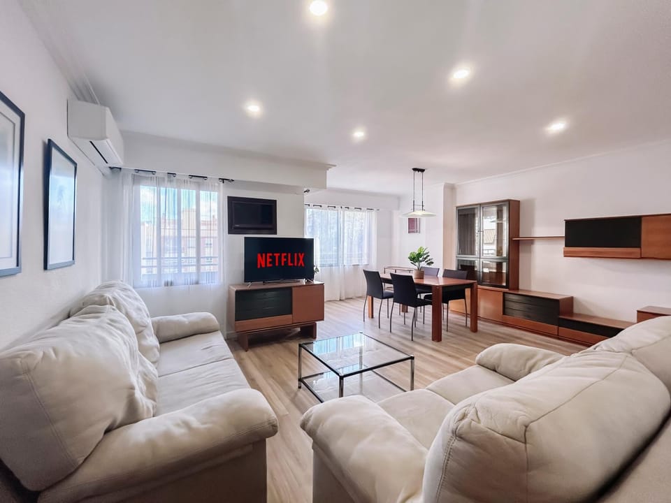 Communal lounge/ TV room, TV and multimedia, Living room, Seating area, Evening entertainment