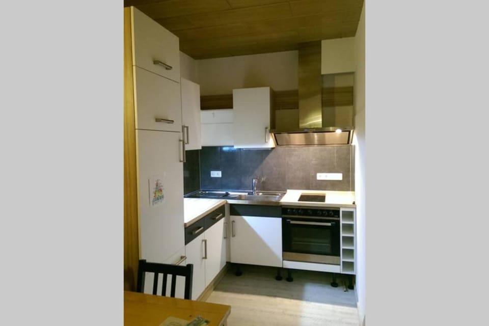 Kitchen or kitchenette, dishwasher, oven