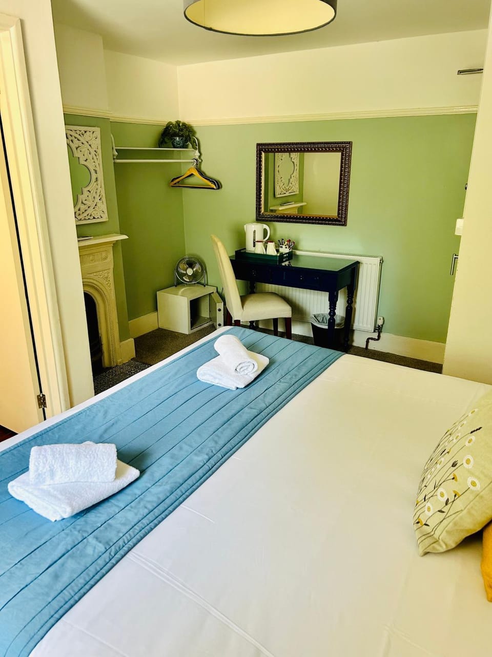 Bed, TV and multimedia, Bedroom, towels
