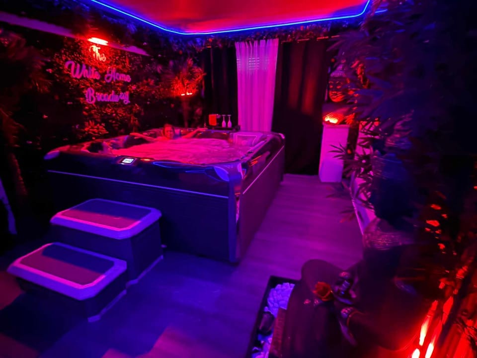 The White Home Broadway Love Room House in Centre-Val de Loire