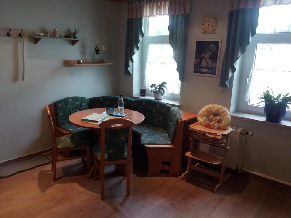 Seating area, Dining area